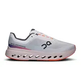Championes de running blancos con detalles en gris y naranja, marca On Cloudsurfer Next.