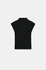 Top sin mangas, color marrón topo, con cuello alto y corte recto. Presenta un tejido de punto fino y mangas sisa con caída.