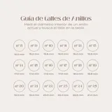 Anillo ancho en oro amarillo y blanco 10k, con diseño facetado.