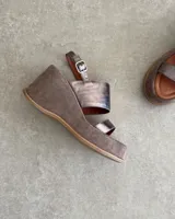 Sandalias de cuero vacuno color marrón, con plataforma y tiras cruzadas.