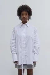 Camisa a rayas en poplin de algodón con elastano, con opción de fruncir o usar clásica y detalles de diseño.