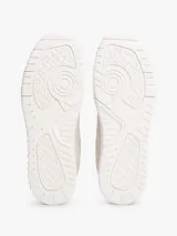 Zapatillas de corte bajo inspiradas en modelos retro de baloncesto, con exterior de ante y paneles de malla en tonos grises y beige. Presentan suela de goma blanca gruesa, cierre de cordones y detalles distintivos de la marca Tommy Hilfiger en el lateral, lengüeta y talón.