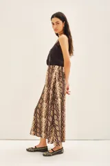 Falda midi evasé con estampado animal print de serpiente y cintura elastizada en la espalda.