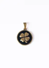 Dije redondo de acero quirúrgico dorado con un trébol de cuatro hojas esmaltado en negro y dorado.