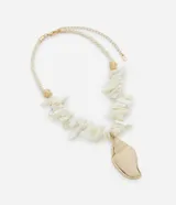 Maxi collar con cadena trenzada color crema, gravilla de piedras blancas y dije de caracola.