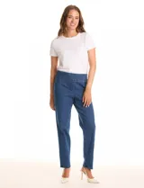 Jegging de algodón elastizado, marca Ruby Rd., color azul denim. Cuenta con pretina ancha elastizada de tiro alto, bolsillos laterales simulados con remaches metálicos y bolsillos funcionales en la parte trasera.