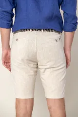 Bermuda color beige claro de lino y algodón, corte clásico, con bolsillos laterales y traseros.