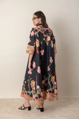 Vestido italiano de algodón negro con estampado floral en tonos rosa, camel y verde. Modelo suelto, abotonado y con manga tres cuartos.