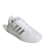 Championes Adidas Grand Court Base 2.0 de cuero sintético blanco con las tres tiras laterales en color gris.