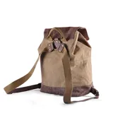 Mochila de tela color beige con detalles en cuero marrón. Tiene tapa volcada con hebilla y broche magnético, bolsillo frontal con cierre, bolsillos internos y correas regulables para la espalda.