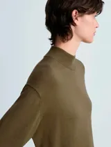 Vestido midi de punto fino color verde oliva, con cuello alto, manga larga y lazo para ajustar en la cintura.