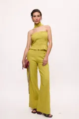 Top strapless azul con bufanda integrada, confeccionado en tejido texturizado.