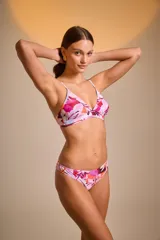 Top de bikini con estampado animal print en tonos grises, amarillos y azules.