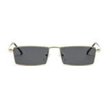 Lentes de sol rectangulares unisex con marco dorado y lentes negras.