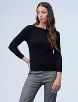 Buzo de tejido fino, color beige, con mangas tres cuartos estilo raglán.