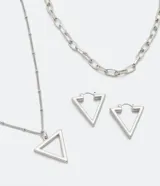 Conjunto de bijouterie plateada que incluye dos collares de diferentes largos y un par de aros colgantes. El collar más corto es de eslabones y el más largo tiene una cadena fina con un dije triangular. Los aros también tienen forma triangular.