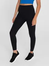 Calza deportiva negra de largo ankle, tiro alto y calce regular. Confeccionada en tejido suave con tecnología seamless.