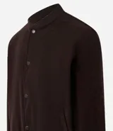 Campera bomber marrón de terciopelo pana con cuello redondo, cierre con botones a presión, bolsillos laterales, puños y cintura elastizados.