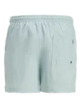 Short de baño celeste con cintura elástica y cordón ajustable.