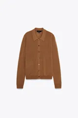 Chaqueta marrón de punto liso con cuello polo y manga larga. Cierre frontal con botones.