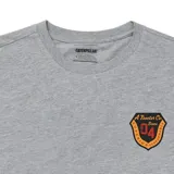 Remera azul marino de corte recto y manga corta, con un escudo estampado en el pecho y el logo de Caterpillar en la parte inferior.