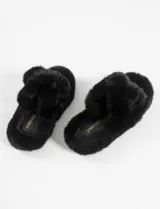 Pantuflas negras de poliéster con suela de goma.