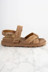 Sandalias marrones de cuero con tiras cruzadas y hebilla ajustable en el tobillo.