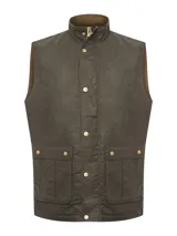 Chaleco verde musgo confeccionado en algodón encerado repelente al agua y al viento, con relleno Thermore. Cuenta con cuello alto de pana marrón, cierre frontal con cremallera y broches, bolsillos frontales de doble apertura y forro interior de algodón.