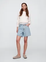 Short de jean celeste con cintura con cordón ajustable.