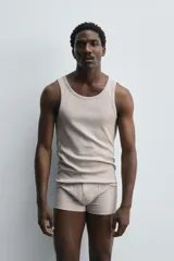 Conjunto de pijama color gris compuesto por una camiseta sin mangas de corte ajustado y un bóxer corto con cintura elástica y botones.