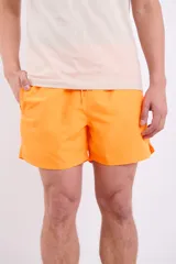 Short de baño verde liso con cintura elástica.
