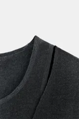 Top gris oscuro de punto con cuello redondo, manga larga y diseño cruzado en el frente.