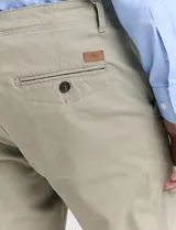 Pantalón de vestir color marrón claro, de corte recto y tiro medio.