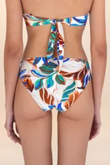 Calzón de traje de baño de tiro medio/alto con cintura cruzada y detalle de fruncido en los laterales. Presenta un estampado abstracto con hojas en tonos blanco, azul vibrante, marrón óxido y verde azulado.