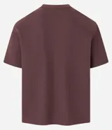 Remera marrón de corte boxy, con escote redondo y manga corta.