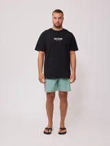 Remera rosa de algodón con estampado frontal y trasero con el texto "Rusty Sun Ocean Tribe".