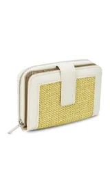 Billetera combinada color beige y dorado, con cierre de cremallera y presilla con botón a presión. Cuenta con múltiples compartimentos interiores para tarjetas, billetes y monedas.
