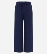 Pantalón femenino azul marino, estilo pijama, confeccionado en algodón texturizado. Posee cintura elástica con cordón para ajuste y bolsillos laterales.