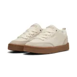 Championes Puma Park Lifestyle OG, color crema con detalles en gamuza color beige y suela marrón.