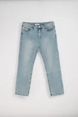 Pantalón de jean celeste de corte recto.