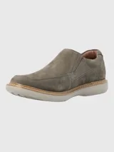 Zapato Hush Puppies modelo Oregon, color gris, sin cordones, de cuero con forro de cuero y textil, plantilla de cuero y algodón orgánico, y suela de goma EVA.