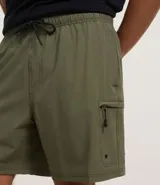 Bermuda de hombre color beige confeccionada en tejido ripstop, con cintura elástica ajustable con cordón, bolsillos laterales y etiqueta de la marca aplicada.