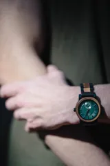 Reloj de pulsera Chenaut modelo Émeraude d’Ébène, con caja y malla de madera de ébano y nogal. Esfera verde esmeralda con segundero pequeño. Cristal Hardlex y movimiento de cuarzo. Resistente al agua (3 ATM).