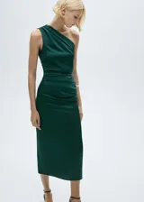 Vestido midi de fiesta color verde esmeralda, con escote asimétrico, diseño entallado y abertura lateral en el bajo.