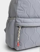 Mochila negra acolchada de tela deportiva con bolsillo frontal con cierre y tirador de goma, correas regulables, manija superior, cierre superior, bolsillos laterales y etiqueta de metal.