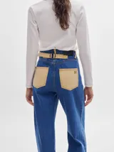 Pantalón de denim color marrón claro, de tiro alto, corte amplio y pinzas en la cintura.