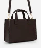 Cartera tipo satchel estructurada de color marrón oscuro, con costuras decorativas en contraste color crema en los laterales. Posee asas superiores cortas y una correa larga ajustable y desmontable. Los herrajes son de color dorado.