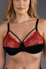 Soutien reductor con aro, confeccionado en lycra y puntilla elastizada bicolor, con breteles elásticos regulables y detalle de tiras.