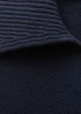 Sweater azul marino de tejido de punto grueso y cuello de solapa.