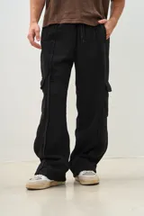 Pantalón jogger negro de corte ancho con bolsillos cargo y cordón ajustable en la cintura.